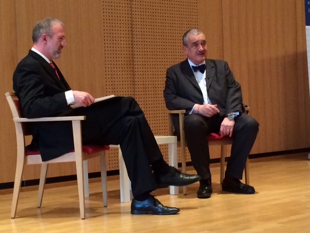 Tschechiens früherer Außenminister Karl zu Schwarzenberg (rechts) im Gespräch mit Dr. Joachim Klose, dem Leiter des Dresdener Bildungswerks der Konrad-Adenauer-Stiftung. Foto: Michael Kunze.