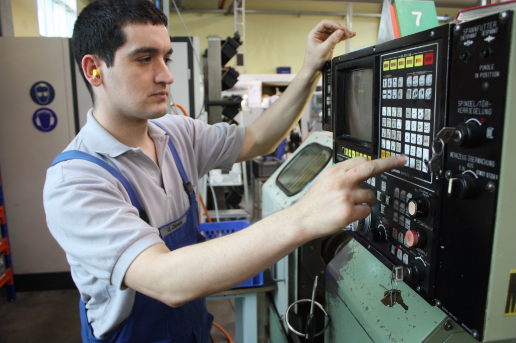 Aus Katalonien ins Müglitztal: Jesús Zapata an einer CNC-Drehmaschine im Dohnaer Gewerbegebiet.