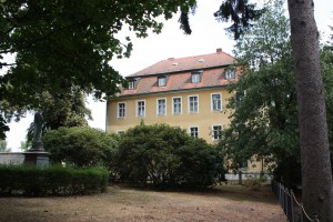 Das St.-Pius-Haus in Schirgiswalde, südlich von Bautzen, hat einen neuen Eigentümer, nachdem es das katholische Domkapitel verkauft hat. Vor 175 Jahren wurde in dem Gebäude sächsisch-böhmische Geschichte geschrieben. Foto: Michael Kunze